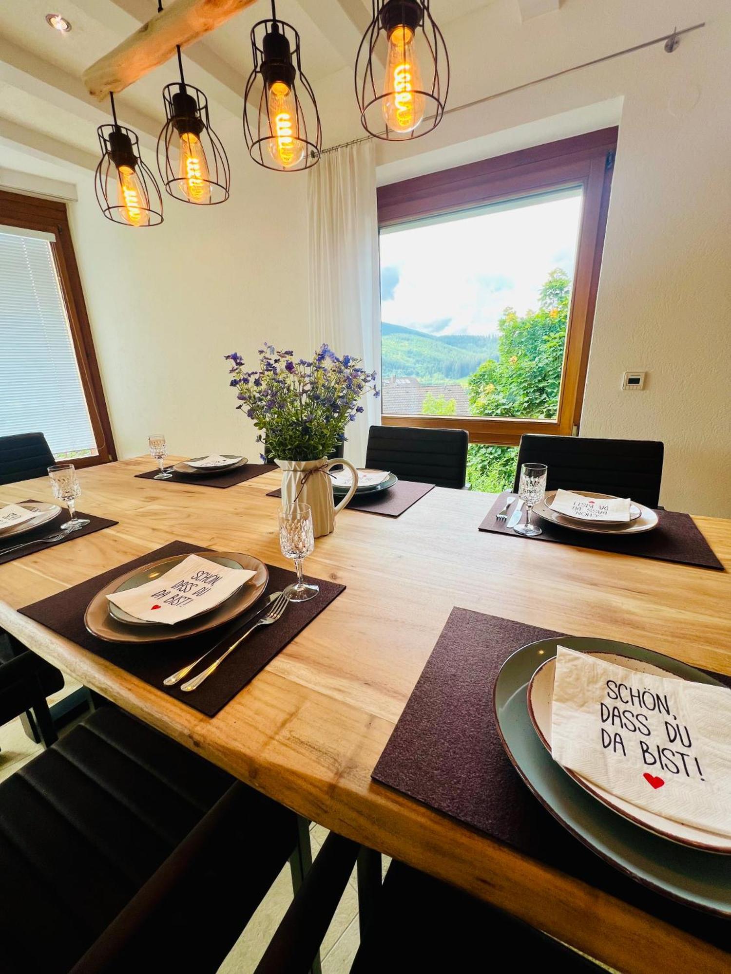 Apartamento Panoramablick Mit Privatparkplatz, 2 Balkone Und 1,5 Baeder Titisee-Neustadt Exterior foto
